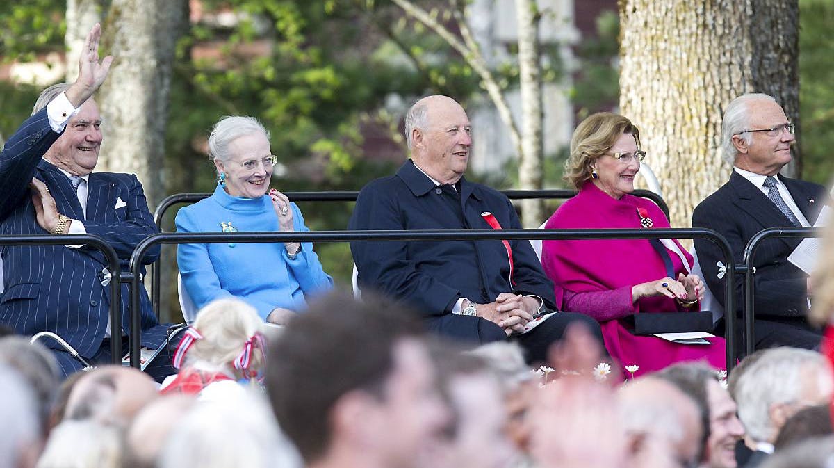 De kongelige sad side ved side og overværede det flotte show på Eidsvoll.