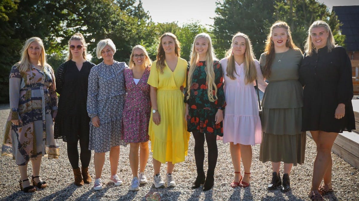 Camilla Skrædder Koch (nr. 2 fra venstre) forlod "Kærlighed hvor kragerne vender"