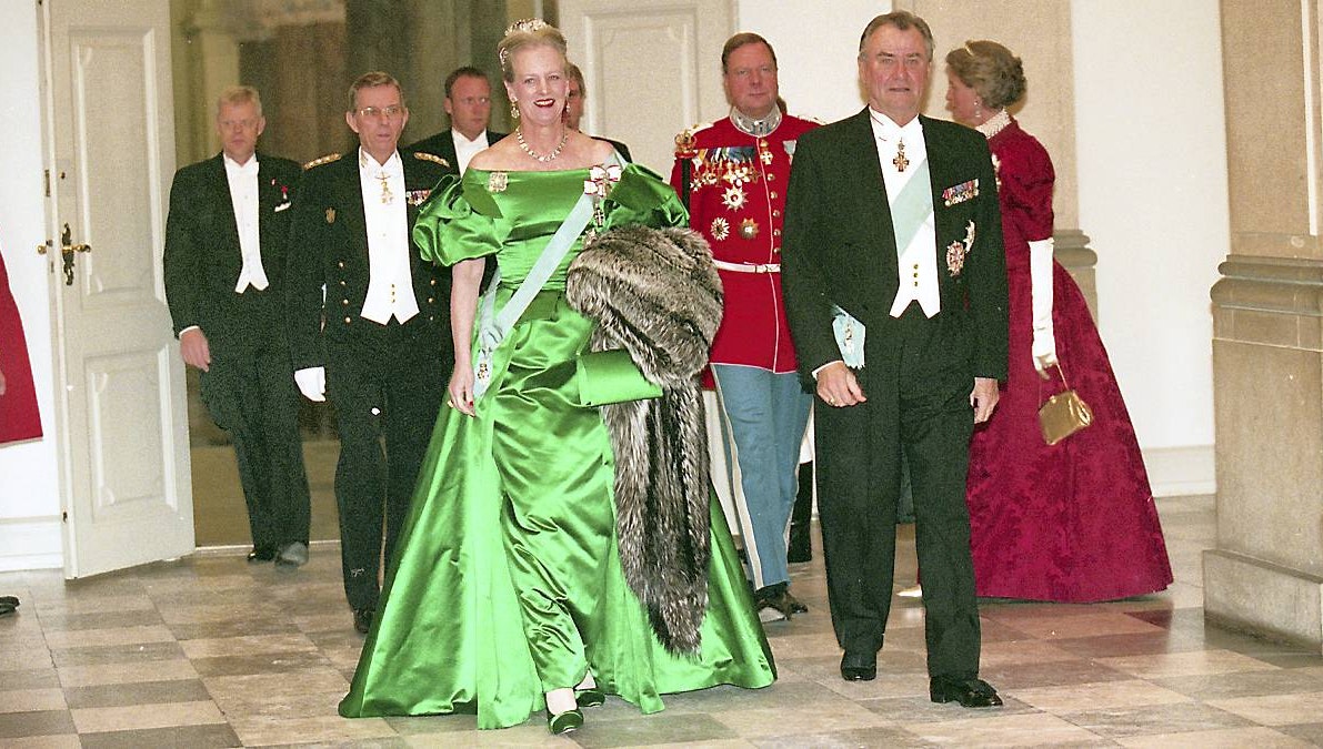 Dronning Margrethe og prins Henrik i 1998 til hofbal på Christiansborg Slot.