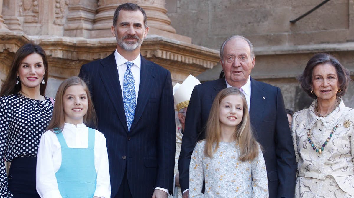 Arkivfoto: Dronning Letizia, Infanta Sofia, kong Felipe, kong Juan Carlos, prinsesse Leonor og dronning Sofia. 