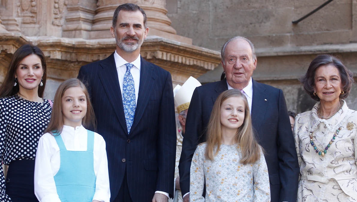 Arkivfoto: Dronning Letizia, Infanta Sofia, kong Felipe, kong Juan Carlos, prinsesse Leonor og dronning Sofia.&nbsp;