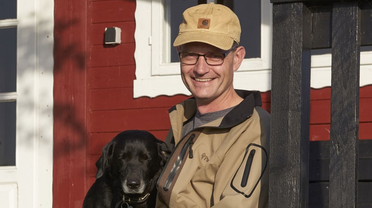 Anders Vanggård med sin hund, Bina.&nbsp;