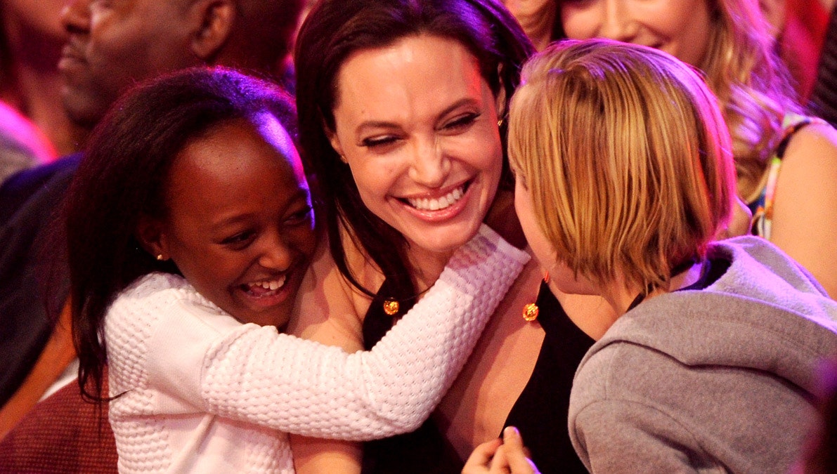 Angelina Jolie med to af sine seks børn, Zahara og Shiloh 