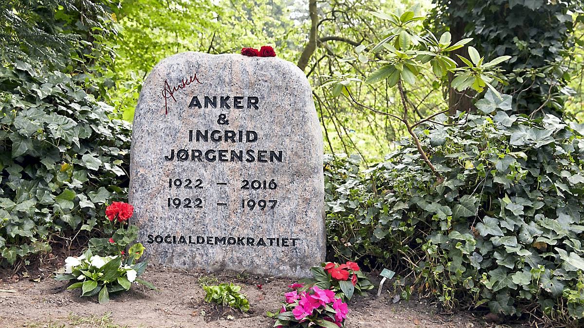 https://imgix.billedbladet.dk/media/article/anker_j_gravsten47.jpg