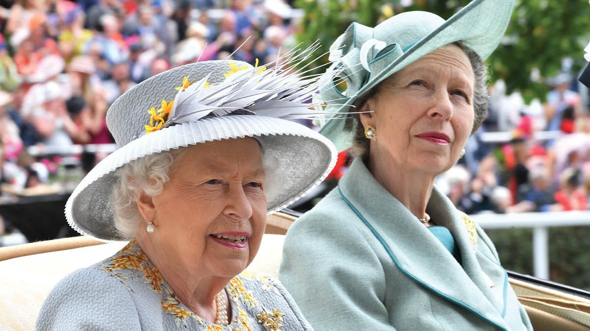 Dronning Elizabeth og prinsesse Anne.