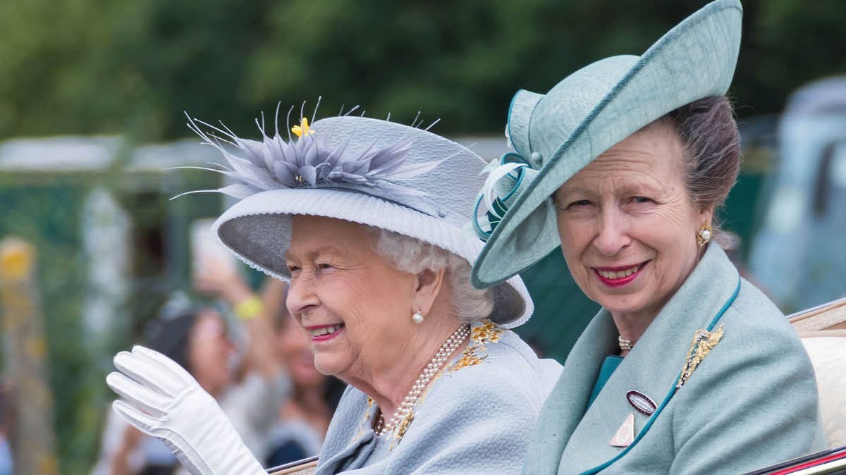 Dronning Elizabeth og prinsesse Anne.