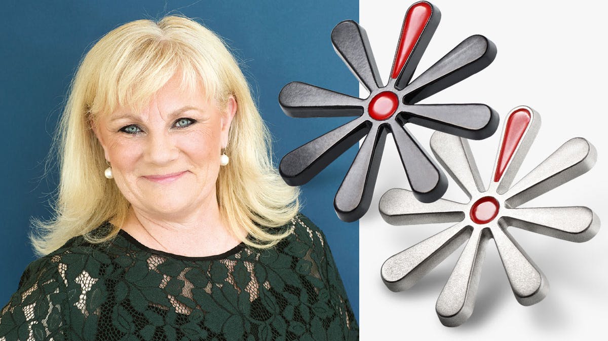 Annemette Krakau, chefredaktør på BILLED-BLADET. Indsat billede de to nye Knæk Cancer-blomster pins der kan købes der, hvor du køber BILLED-BLADET. #Knækcancer #Bedreliv #Allermediadk