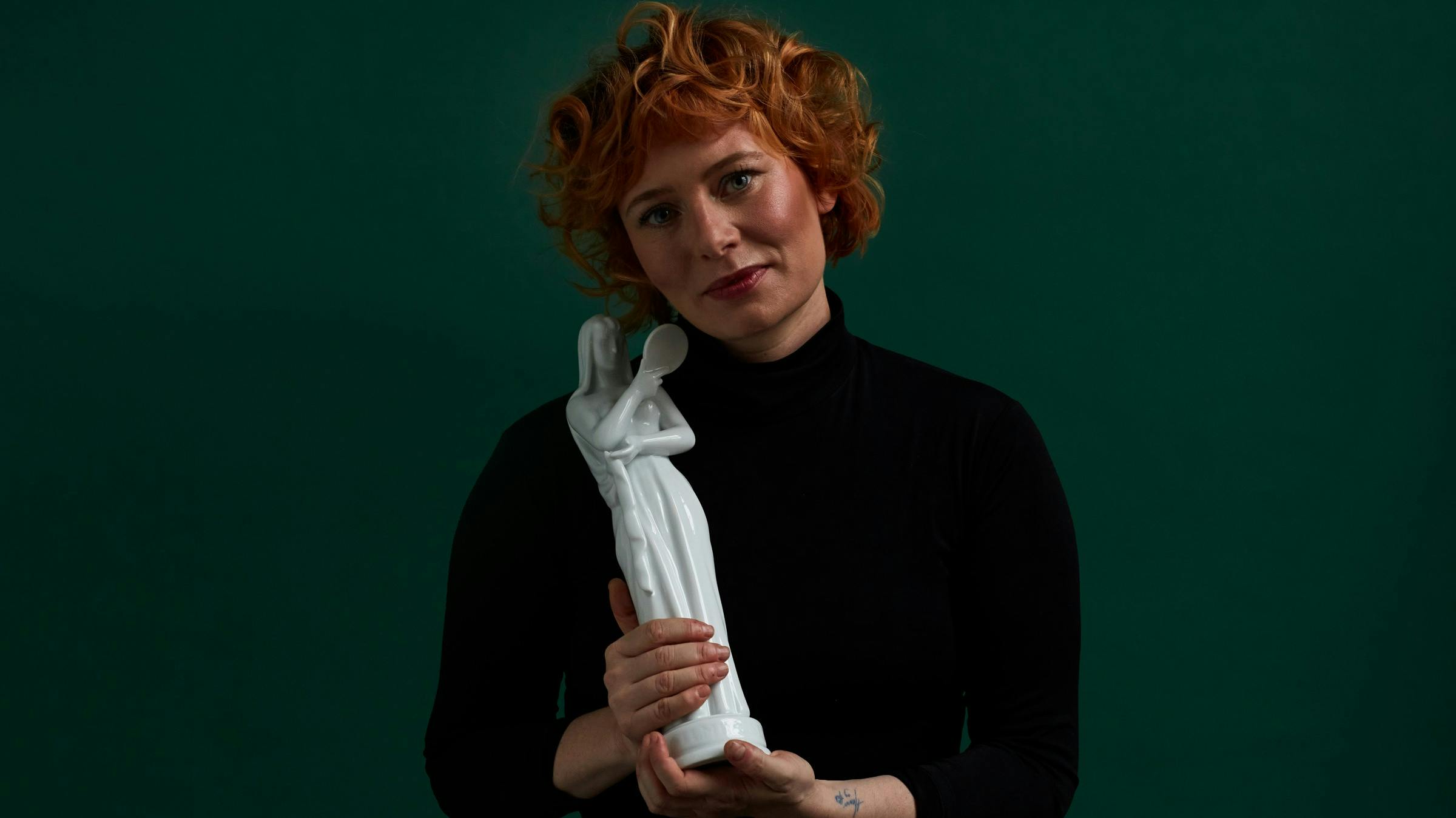 https://imgix.billedbladet.dk/media/article/annika-aakjaer-bodil-statuette-7441-bred_1.jpg