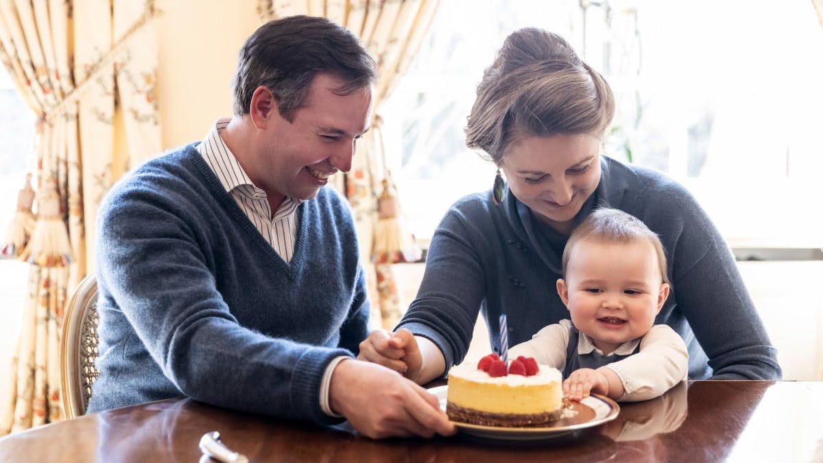 Prins Charles får en fin kage af sine forældre på sin 1-års fødselsdag.&nbsp;