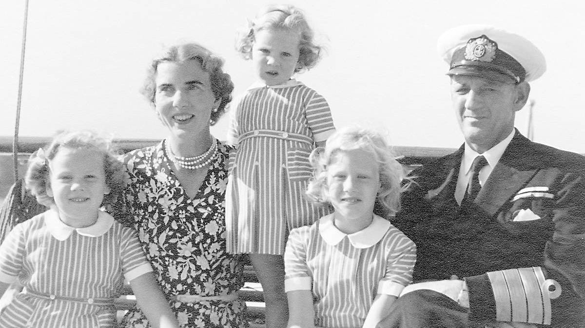 Den kongelige familie fotograferet i slutningen af 1940'erne om bord på Kongeskibet Dannebrog, fra venstre: prinsesse Benedikte, dronning Ingrid, prinsesse Anne-Marie (stående), prinsesse Margrethe og kong Frederik 9. 