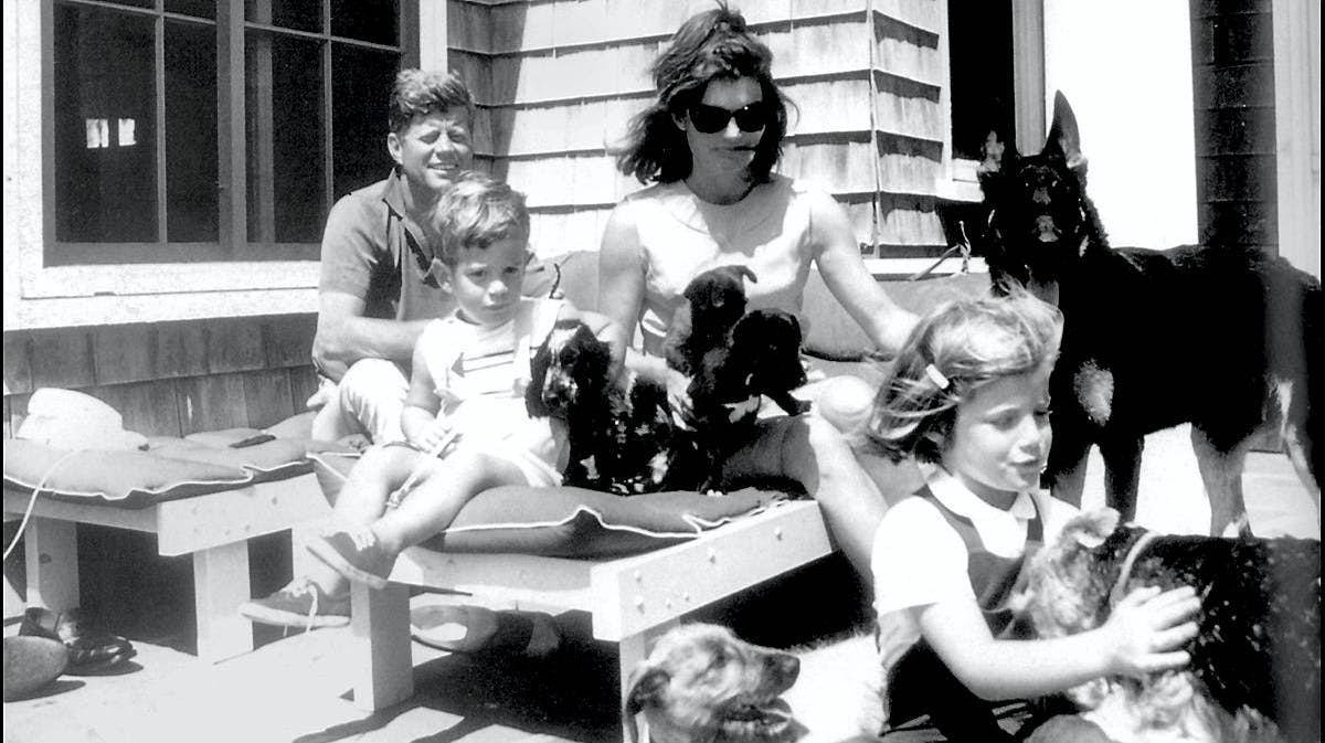 John F. Kennedy og Jackie Kennedy med deres børn og hunde. Billedet her er ikke et af de nye billeder, der bliver solgt.