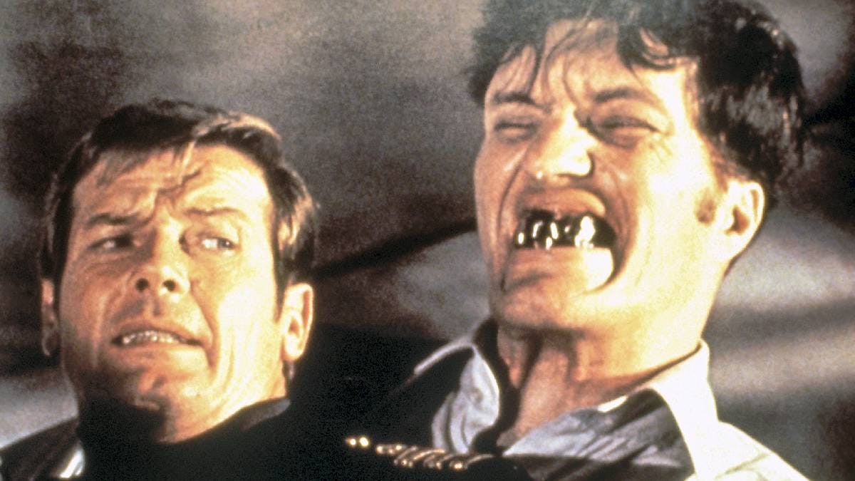 Jaws - alias Richard Kiel - har godt fat i Roger Moores Bond.