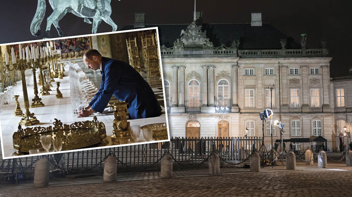 Amalienborg Slotsplads. Indsat: Taffeldækker gør klar til gallamiddag. 