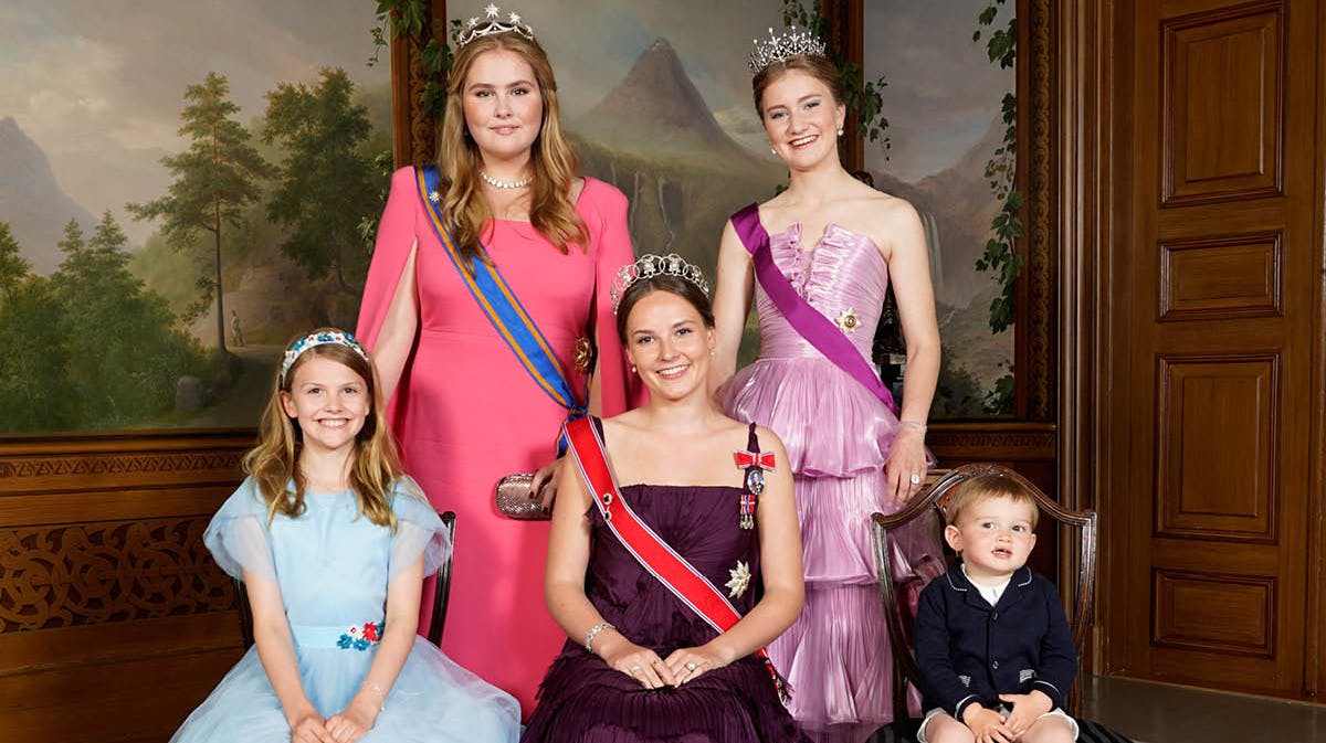 Fra venstre: Prinsesse Estelle, prinsesse Amalia, prinsesse Ingrid Alexandra, prinsesse Elisabeth og prins Charles. 