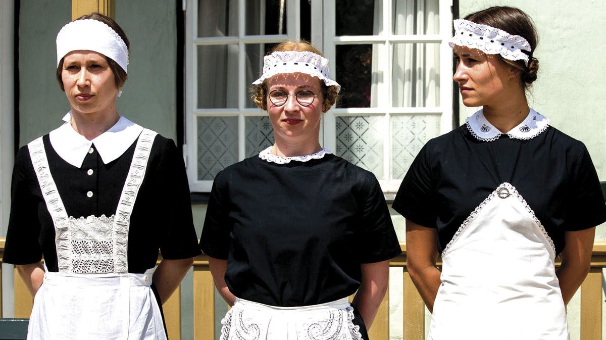 Merete Mærkedahl, Ulla Vejby og Rosalinde Mynster som Ottilia, Edith og Fie, der står klar til at tage imod gæsterne.