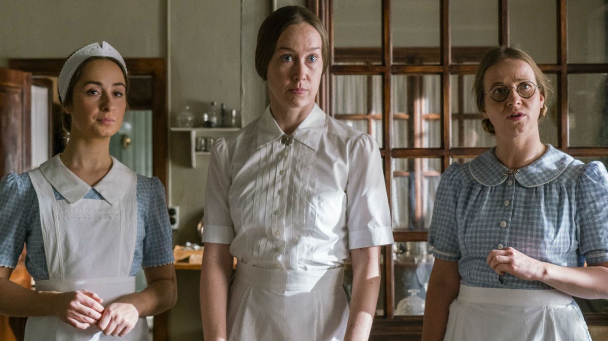 Stuepigerne Ane, Otilia og Edith i sæson otte af "Badehotellet".