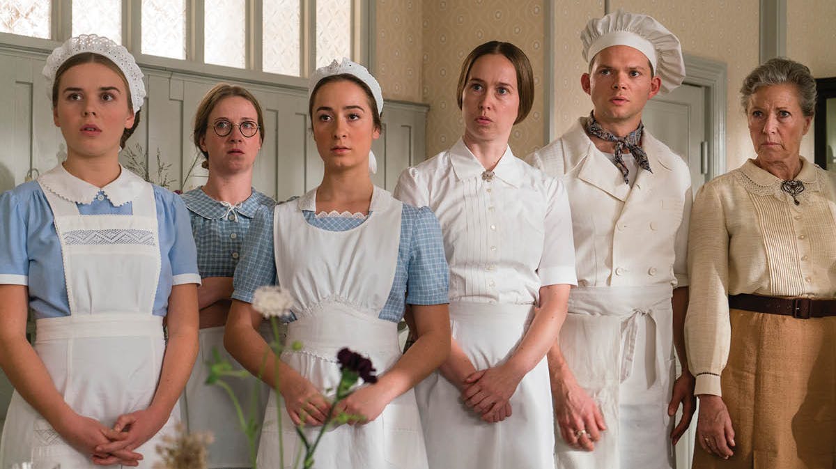 Nana, Edith, Ane, Otilia, Philip Dupont og Fru Fjeldsø i den 7. sæson af ”Badehotellet”. 