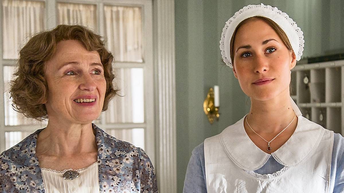 Bodil Jørgensen og Rosalinde Mynster som Molly og Fie i "Badehotellet".