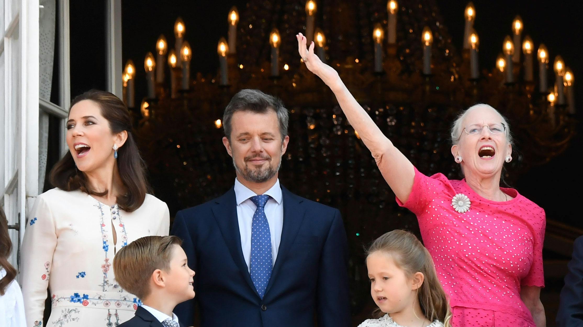 Dronning Margrethe råber et nifoldigt leve for sin søn, kronprins Frederik, på hans 50-års fødselsdag den 26. maj 2018.