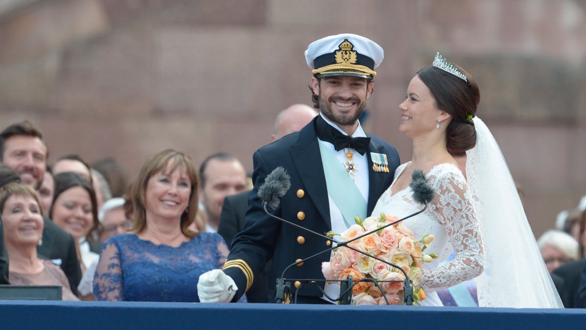 Prins Carl Philip skuede stolt ud over tilskuerne efter at have plantet et smækkys på sin prinsesse Sofia.