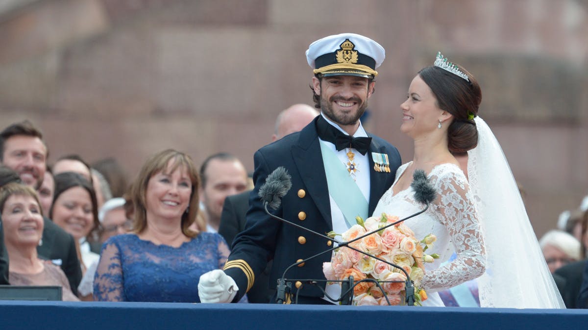 Prins Carl Philip skuede stolt ud over tilskuerne efter at have plantet et smækkys på sin prinsesse Sofia.