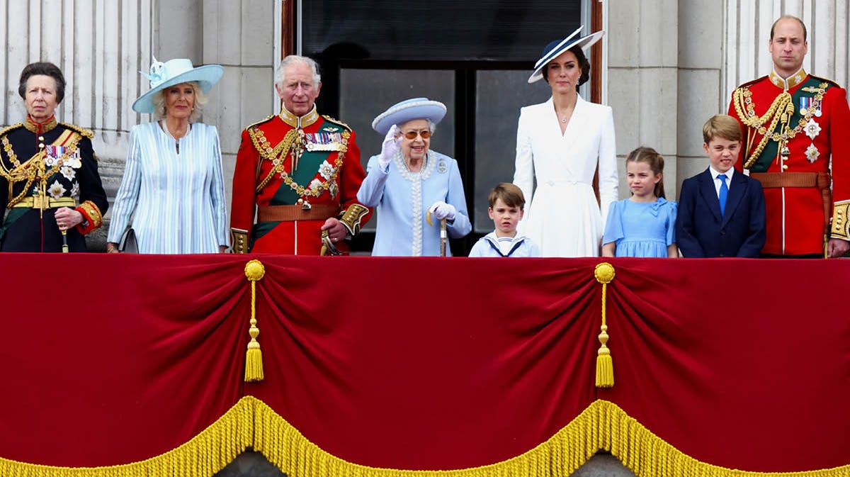 Dronning Elizabeth på balkonen med medlemmer af sin nærmeste familie.