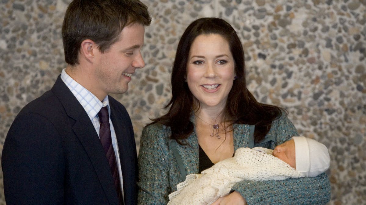 Kronprins Frederik og kronprinsesse Mary præsenterede deres nyfødte søn, prins Christian, for hele Danmark fire dage efter fødslen. 