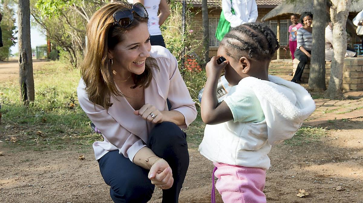 BILLED-BLADET var med kronprinsesse Mary i Sydafrika i november 2015. Her taler kronprinsessen med den lille pige Thandeka.