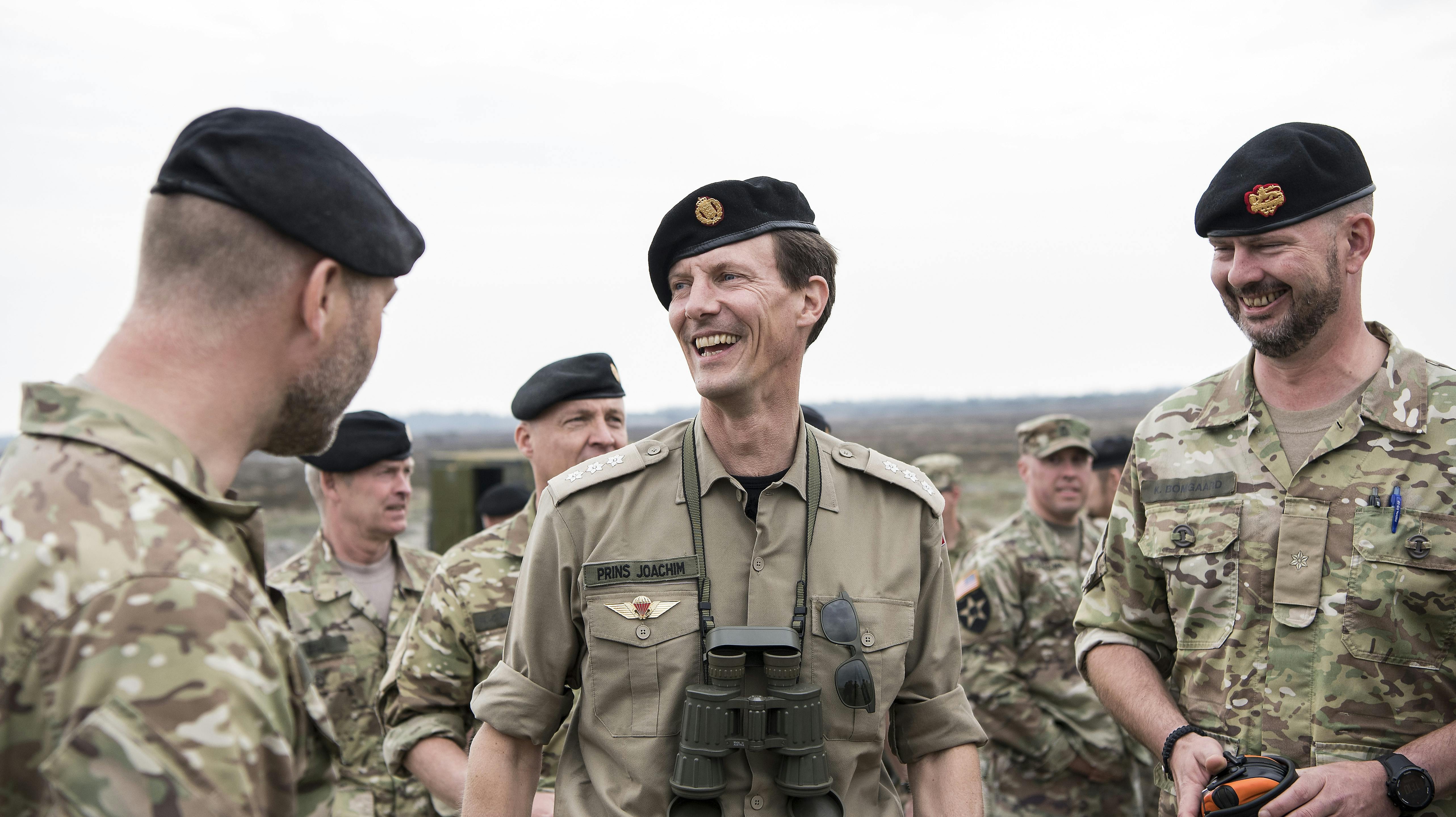 Prins Joachim bliver orienteret af oberstløjtnant Thomas Fogh (tv).