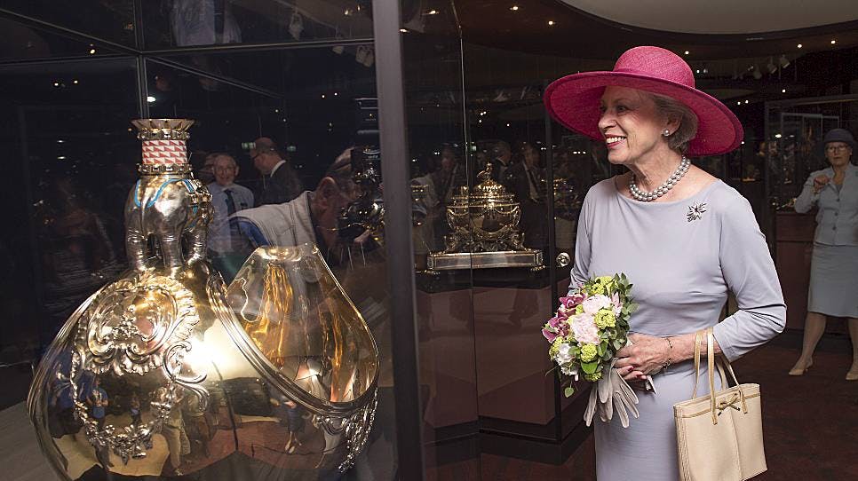 Prinsesse Benedikte beundrer en kæmperussisk champangekøler på Koldinghus.