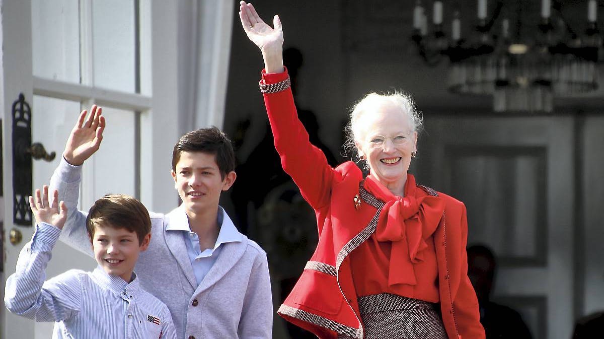 Da dronning Margrethe blev 74 år 16. april 2014, blev det fejret på Marselisborg Slot sammen med en stor del af familien - her med prins Nikolai og prins Felix.