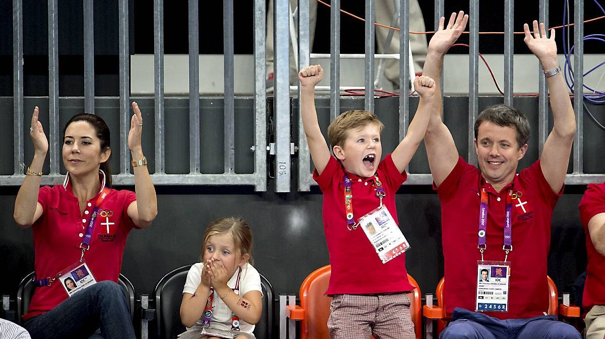 Kronprinsesse Mary, prinsesse Isabella, prins Christian og kronprins Frederik var blandt de royale tilskuere, der overværede herrehåndboldkampen mellem Danmark og Sverige under OL i London 2012.