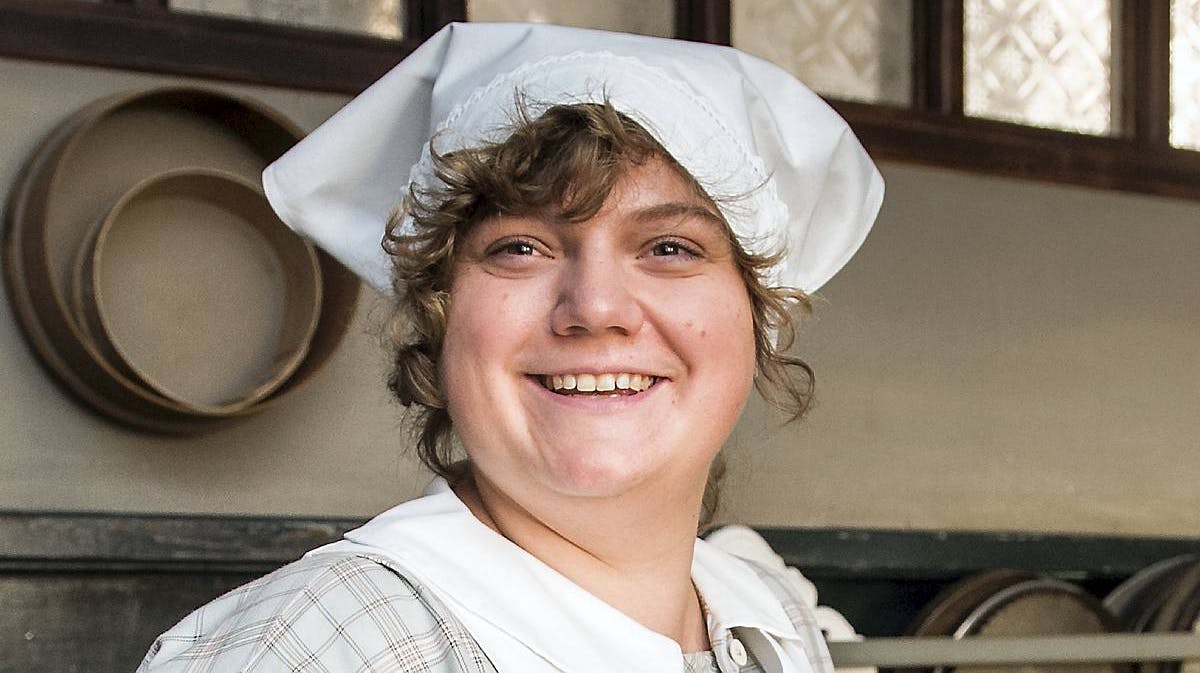 Ena Spottag som Martha i "Badehotellet".