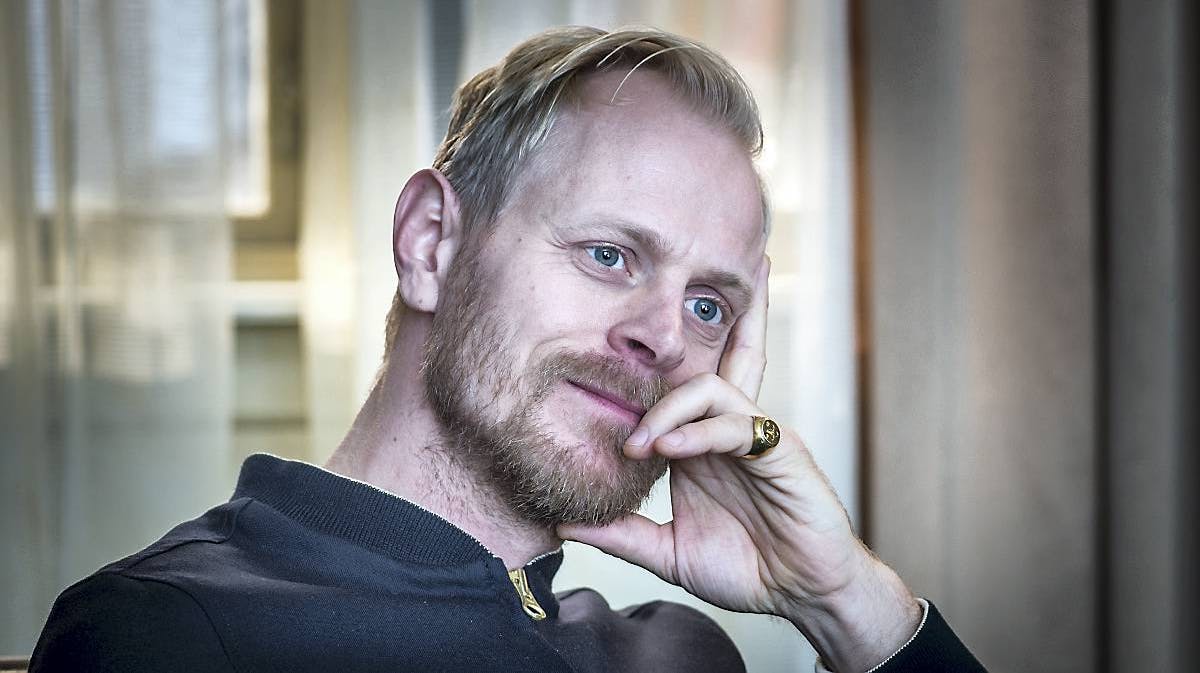 Carsten Bjørnlund drømmer om at rejse Jorden rundt i sejlskib. Men i første omgang flyver han til april til Mauritius og Madagaskar med sin familie.