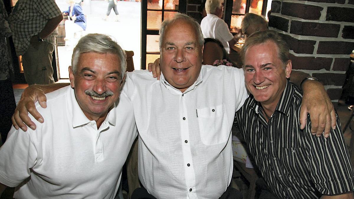Tre glade drenge fotograferet sammen i 2006: Georg Poulsen flankeret af Johnny Reimar og Keld Heick.