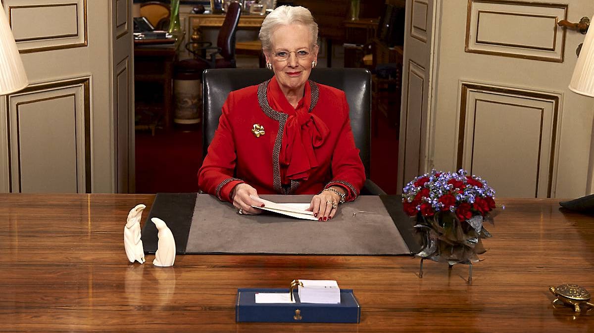 Dronning Margrethe ved sit skrivebord i forbindelse med nytårstalen.