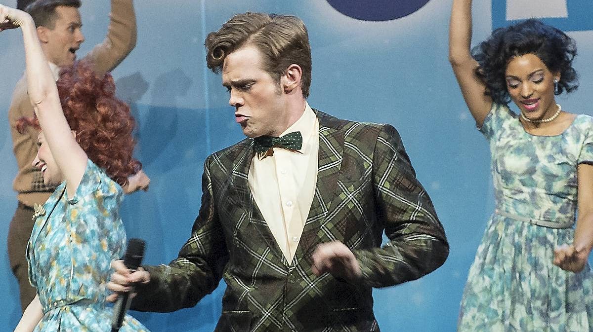 Silas Holst må tit trodse smerterne, når han skal på scenen, men det gør han med glæde. Også når han i 2016 er på scenen i musicalen "Hairspray". 
