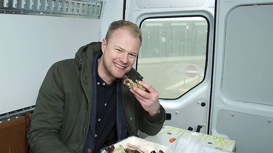 Hammerslag-værten Christian Degn holder en kort frokostpause