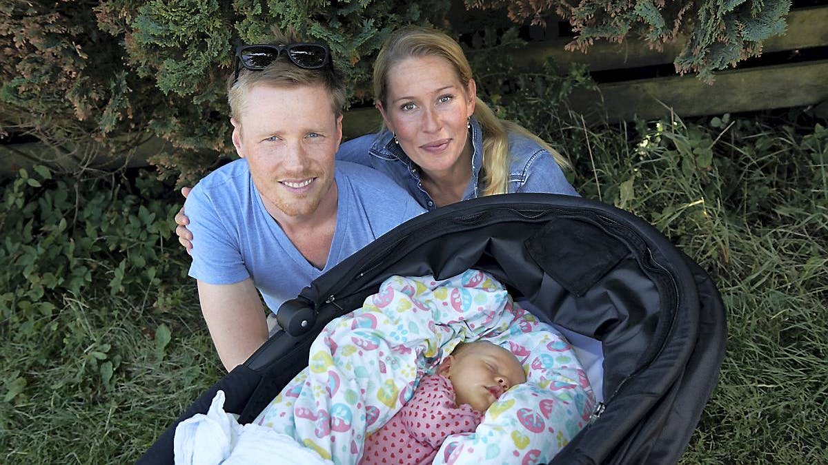 Sophie Fjellvang-Sølling med Casper og lille nyfødte Lenora, som i dag er 11 måneder gammel.