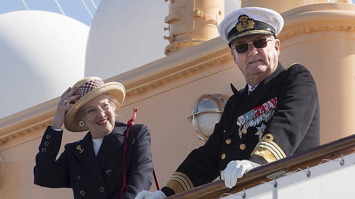 Dronning Margrethe og prinsgemalen nyder deres årlige togter med Dannebrog rundt i Danmark - og på tirsdag er de afsted igen.
