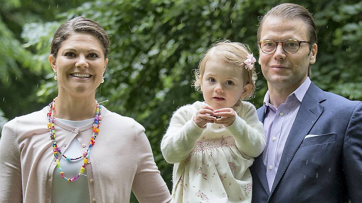 Prinsesse Estelle med sine forældre kronprinsesse Victoria og prins Daniel.