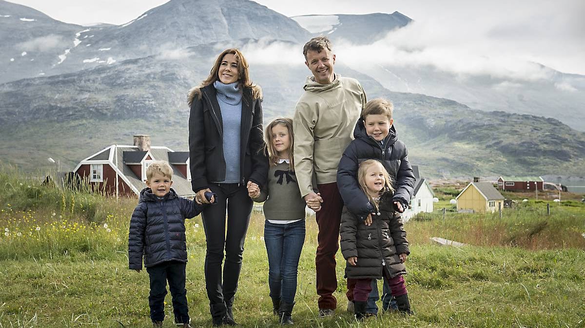 Kronprinsfamilien besøgte Grønland i sommeren 2014. Her er de fotograferet i Igaliko.