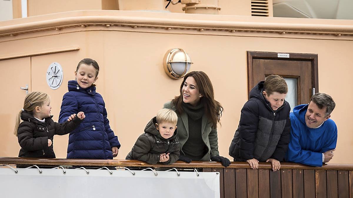 Kronprins Frederik, kronprinsesse Mary, prins Christian, prinsesse Isabella, prins Vincent og prinsesse Josephine.