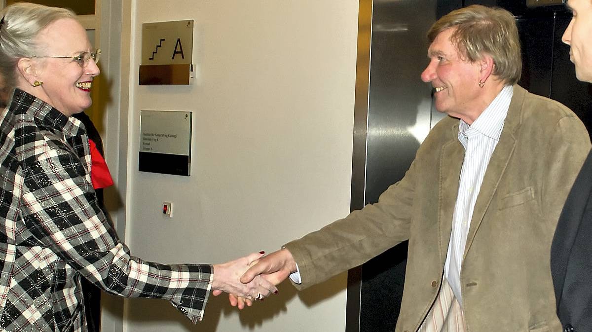 Dronning Margrethe hilser på Troels Kløvedal i 2010.