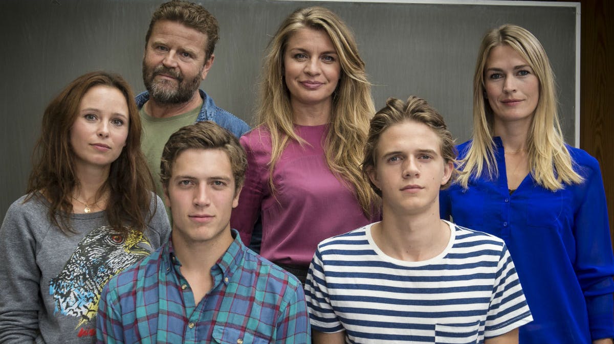 Peter Gantzler, Mille Dinesen, Laura Bach, Lykke Sand Michelsen, Morten Vang Simonsen og Nikolaj Groth. 