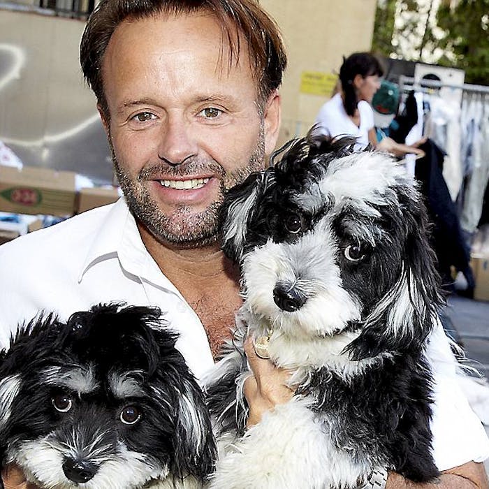 SØD VIDEO: Dennis Knudsens hundehvalpe med på job | BILLED-BLADET