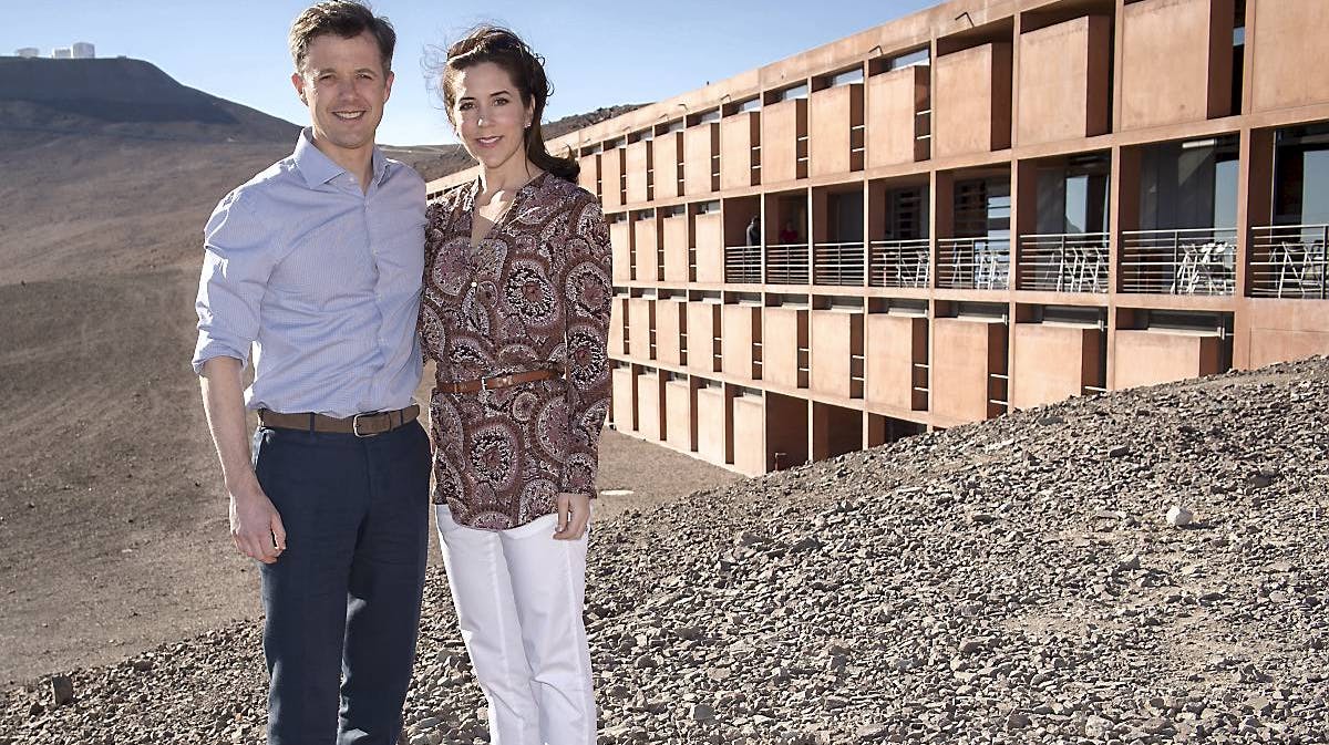 Sammen med kronprinsesse Mary besøgte kronprins Frederik for to år siden Atacama-ørkenen i Chile.&nbsp;Her lå det ørken-hotel, som blev brugt i Daniel Craigs anden Bond-film &rdquo;Quantum of Solace&rdquo;.