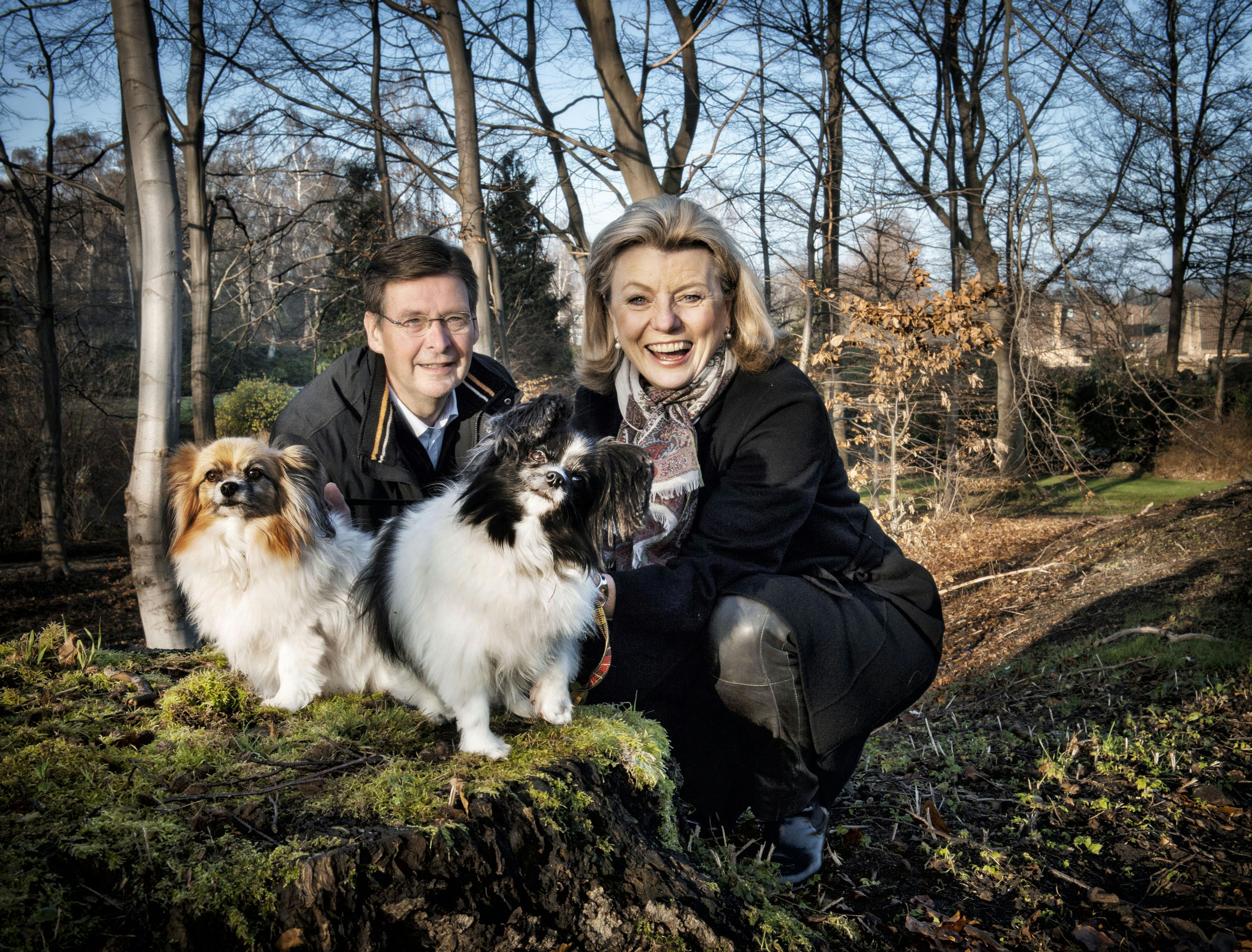 Anne Laxholm og Hans Henrik Laxholm med deres to hunde Buffy og Brownie.&nbsp;