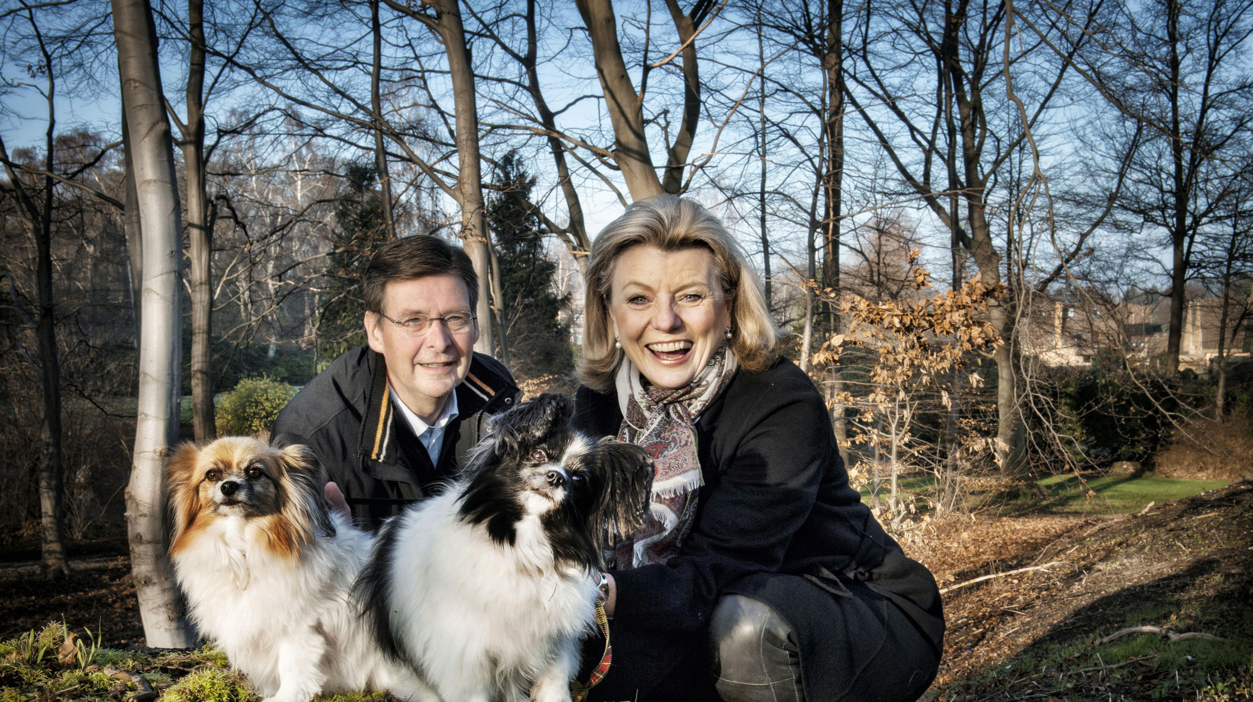 Anne Laxholm og Hans Henrik Laxholm med deres to hunde Buffy og Brownie. 