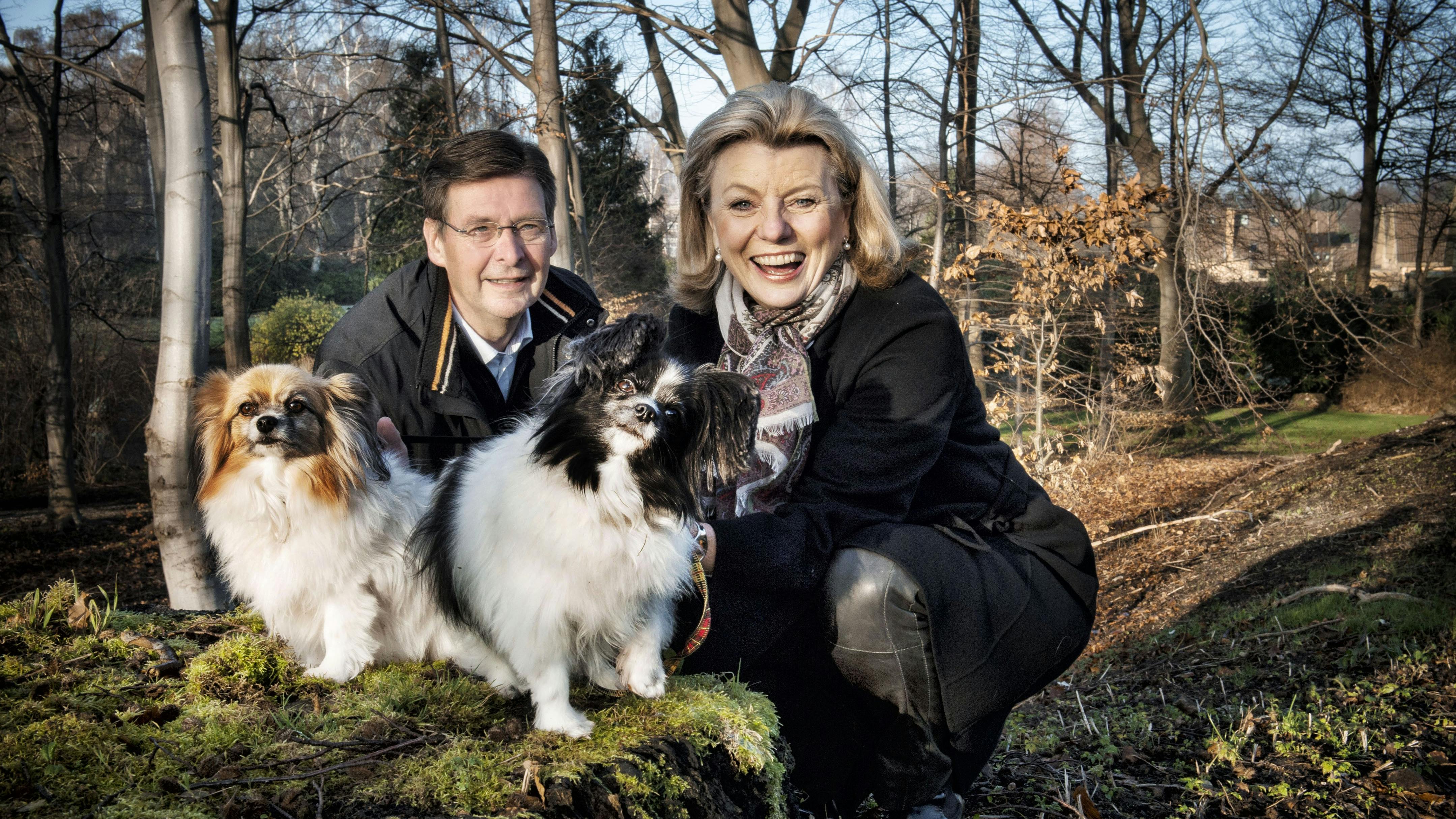 Anne Laxholm og Hans Henrik Laxholm med deres to hunde Buffy og Brownie.&nbsp;